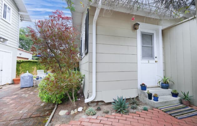 2228 De La Vina St