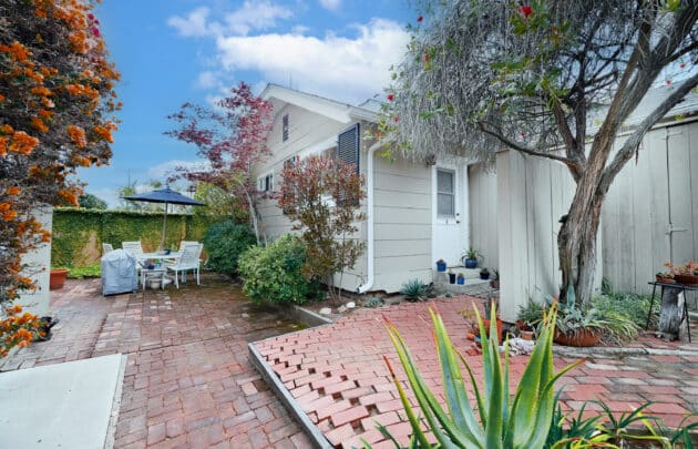 2228 De La Vina St